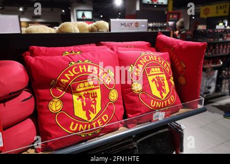 Il merchandising ufficiale del Manchester United è in vendita al Manchester United Megastore presso l'Old Trafford Stadium di Manchester, Regno Unito. Dicembre 2019. Foto Stock