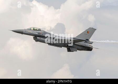 F16 lotta contro il Falcon dell'aviazione belga Foto Stock