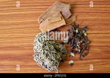 Spezie ed erbe sul legno, vari tipi di sfondo indiano spezie utili per una vita sana e aumentare l'immunità naturalmente, fuoco selettivo con sfocatura. Foto Stock