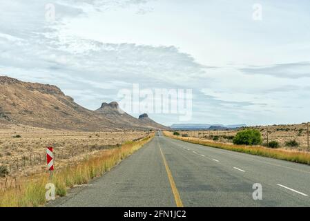 Vista a nord delle tre Sorelle, tre colline rotonde, come visto dalla strada N1 tra Richmond e tre Sorelle nel Capo Nord Karoo Foto Stock