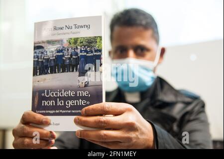 13 maggio 2021 : UN sacerdote birmano sostiene il libro 'Kill me not the people!' La frase Suor Ann Rose Nu Tawng gridò durante le proteste dopo il colpo di stato militare in Myanmar, alla radio Vaticana a Roma. Foto Stock
