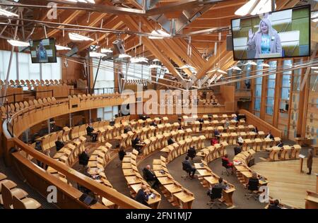 Scottish National Party MSP Ruth Maguire è raffigurata sullo schermo mentre fa giuramento durante la cerimonia di giuramento e di affermazione al Parlamento scozzese di Edimburgo dopo l'ultima elezione di weekÕs Holyrood. Data immagine: Giovedì 13 maggio 2021. Foto Stock