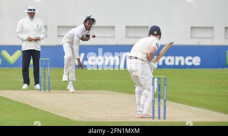 Hove, Regno Unito. 13 maggio 2021. Sussex's Jofra Archer bowling contro Kent il primo giorno della loro partita LV= Insurance County Championship al 1 ° Central County Ground a Hove . : Credit: Simon Dack/Alamy Live News Foto Stock