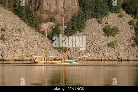 Gita in barca lungo Lysefjord. Foto Stock