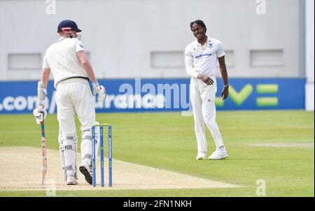 Hove, Regno Unito. 13 maggio 2021. Il Jofra Archer di Sussex è tutto sorrisi mentre bocce contro Kent il primo giorno della loro partita LV= Insurance County Championship al 1 ° terreno della contea centrale di Hove . : Credit: Simon Dack/Alamy Live News Foto Stock