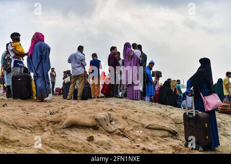 Dhaka, Dhaka, Bangladesh. 13 maggio 2021. I migranti aspettano un traghetto per tornare a casa per celebrare Eid al-Fitr, a Shimuliya, Munshiganj, alla periferia di Dhaka, Bangladesh, 13 maggio 2021. Credit: Zabed Hasnain Chowdhury/ZUMA Wire/Alamy Live News Foto Stock