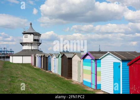 Harwich, vista delle capanne sulla spiaggia e del C18 Low Lighthouse edificio (ora un museo marittimo) di fronte Harwich Green, Essex, Inghilterra, Regno Unito Foto Stock