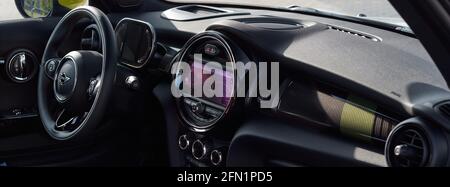 L'interno del nuovo MINI Cooper se, il primo mini completamente elettrico. Potenza 184 cv, portata 200 km. Katowice, Polonia - 05.09.2020 Foto Stock