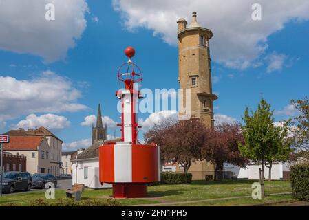 Harwich UK, vista della città di Harwich Buoy e l'Alto Faro situato nel centro della zona del porto della città vecchia di Harwich, Essex, Inghilterra, Regno Unito Foto Stock