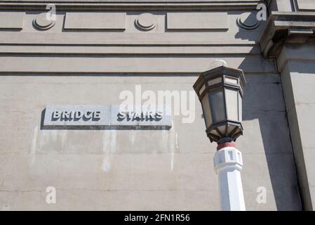 Un segno che indica l'avvicinamento nord alle scale che conducono Su e sopra il Sydney Harbour Bridge in Australia Foto Stock