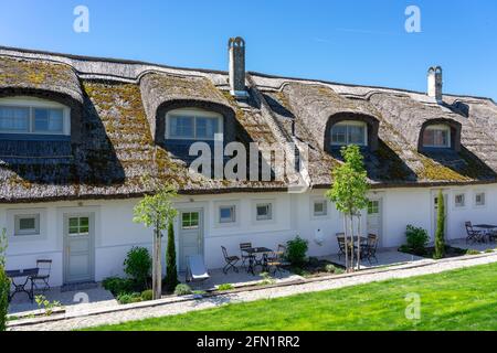 Storico antico villaggio ungherese con case di paglia con fiori in Koveskal Ungheria . Foto Stock