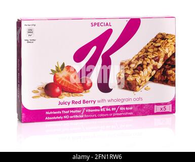 SWINDON, UK - 13 MAGGIO 2021: Scatola di Kellogg's Special K Juicy Red Berry con avena integrale proteine snack bar su sfondo bianco Foto Stock