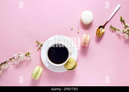 Composizione di still life piatta con biscotti macaron dessert Foto Stock