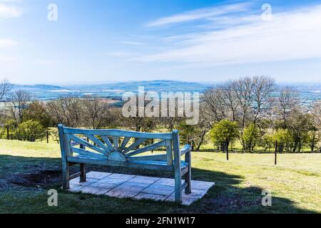 Vista dalla Broadway Tower sulla città di Broadway del Worcestershire e la vale di Evesham dal sentiero a lunga distanza della Cotswold Way. Foto Stock