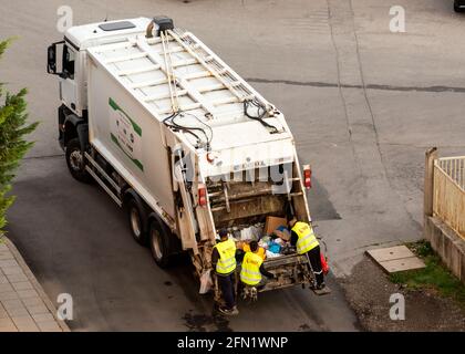 Vista in alto di camion per la polvere o di operai di carrette e binmen a Sofia, Bulgaria Foto Stock