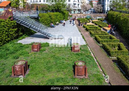 Schwedter Karree. Piccolo parco e giardino appartato con ingresso a Schwedter strasse, Prenzlauer Berg, Berlino Foto Stock