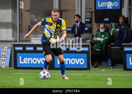 Milano, Italia. 12 maggio 2021. Milano Skriniar (37) di Inter visto durante la serie UNA partita tra Inter e Roma a Giuseppe Meazza a Milano. (Photo Credit: Gonzales Photo/Alamy Live News Foto Stock