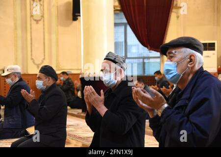 Urumqi, regione autonoma cinese di Xinjiang Uygur. 13 Apr 2021. Gli adoratori pregano nella Moschea dell'AK a Urumqi, regione autonoma di Xinjiang Uygur, nella Cina nord-occidentale, il 13 aprile 2021. Credit: Sun Shaoxiong/Xinhua/Alamy Live News Foto Stock