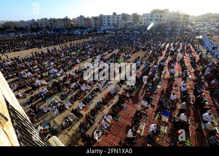 Amman, Giordania. 13 maggio 2021. La gente partecipa alla preghiera di Eid al-Fir ad Amman, Giordania, 13 maggio 2021. Credit: Mohammad Abu Ghosh/Xinhua/Alamy Live News Foto Stock