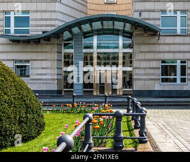 Berlino, Germania, l'edificio dell'ambasciata degli Stati Uniti a Pariser Platz in primavera, Foto Stock