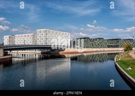 Berlin Mitte.Hugo Preuss Bridge,uffici di progettazione Berlino Humboldthafen & Ministero Federale dell istruzione e della Ricerca immobili Foto Stock