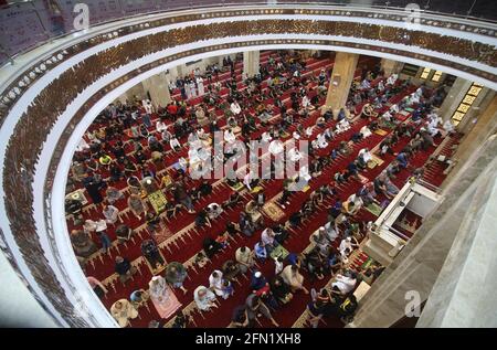 CITTÀ DI GAZA, 13 maggio 2021 (Xinhua) -- la gente frequenta l'Eid al-Fitr che prega nella città di Gaza, il 13 maggio 2021. (Foto di Khaled Omar/Xinhua) Foto Stock