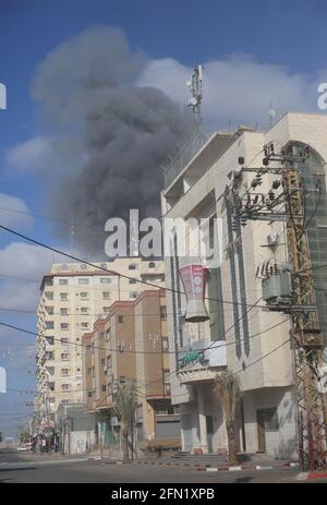 (210513) -- RAFAH, 13 maggio 2021 (Xinhua) -- Foto scattata il 13 maggio 2021 mostra esplosioni a seguito di attacchi aerei israeliani nella città di Rafah, nella striscia di Gaza meridionale. La tensione tra Israele e i gruppi militanti nella striscia di Gaza è proseguita giovedì, mentre i funzionari del ministero della sanità gestito da Hamas hanno affermato che il numero delle vittime nell'enclave costiera assediata è salito a 83. Il ministero della salute a Gaza ha detto in un breve messaggio di testo inviato ai giornalisti che dall'inizio della tensione di lunedì, 83 palestinesi sono stati uccisi, tra cui 17 bambini e sette donne, aggiungendo che 487 sono stati feriti. (Foto di Khaled Oma Foto Stock