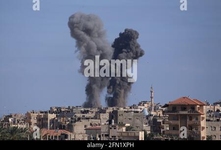 (210513) -- RAFAH, 13 maggio 2021 (Xinhua) -- Foto scattata il 13 maggio 2021 mostra esplosioni a seguito di attacchi aerei israeliani nella città di Rafah, nella striscia di Gaza meridionale. La tensione tra Israele e i gruppi militanti nella striscia di Gaza è proseguita giovedì, mentre i funzionari del ministero della sanità gestito da Hamas hanno affermato che il numero delle vittime nell'enclave costiera assediata è salito a 83. Il ministero della salute a Gaza ha detto in un breve messaggio di testo inviato ai giornalisti che dall'inizio della tensione di lunedì, 83 palestinesi sono stati uccisi, tra cui 17 bambini e sette donne, aggiungendo che 487 sono stati feriti. (Foto di Khaled Oma Foto Stock