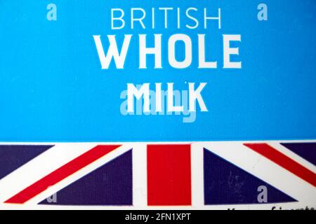 etichetta con bandiera dell'unione su una bottiglia di latte intero britannico Foto Stock
