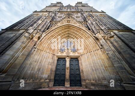 Porta d'ingresso della cattedrale di Magdeburgo, astratto grandangolo distorto sparato dal basso Foto Stock