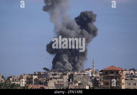 (210513) -- RAFAH, 13 maggio 2021 (Xinhua) -- Foto scattata il 13 maggio 2021 mostra esplosioni a seguito di attacchi aerei israeliani nella città di Rafah, nella striscia di Gaza meridionale. La tensione tra Israele e i gruppi militanti nella striscia di Gaza è proseguita giovedì, mentre i funzionari del ministero della sanità gestito da Hamas hanno affermato che il numero delle vittime nell'enclave costiera assediata è salito a 83. Il ministero della salute a Gaza ha detto in un breve messaggio di testo inviato ai giornalisti che dall'inizio della tensione di lunedì, 83 palestinesi sono stati uccisi, tra cui 17 bambini e sette donne, aggiungendo che 487 sono stati feriti. (Foto di Khaled Oma Foto Stock