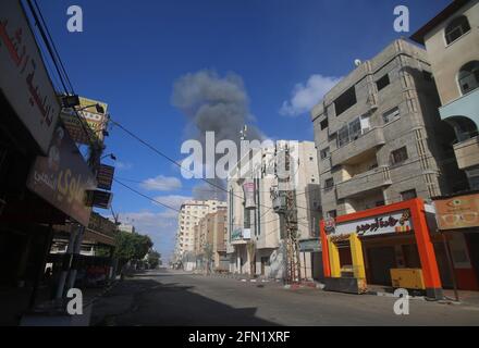 (210513) -- RAFAH, 13 maggio 2021 (Xinhua) -- Foto scattata il 13 maggio 2021 mostra esplosioni a seguito di attacchi aerei israeliani nella città di Rafah, nella striscia di Gaza meridionale. La tensione tra Israele e i gruppi militanti nella striscia di Gaza è proseguita giovedì, mentre i funzionari del ministero della sanità gestito da Hamas hanno affermato che il numero delle vittime nell'enclave costiera assediata è salito a 83. Il ministero della salute a Gaza ha detto in un breve messaggio di testo inviato ai giornalisti che dall'inizio della tensione di lunedì, 83 palestinesi sono stati uccisi, tra cui 17 bambini e sette donne, aggiungendo che 487 sono stati feriti. (Foto di Khaled Oma Foto Stock