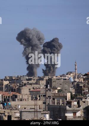 (210513) -- RAFAH, 13 maggio 2021 (Xinhua) -- Foto scattata il 13 maggio 2021 mostra esplosioni a seguito di attacchi aerei israeliani nella città di Rafah, nella striscia di Gaza meridionale. La tensione tra Israele e i gruppi militanti nella striscia di Gaza è proseguita giovedì, mentre i funzionari del ministero della sanità gestito da Hamas hanno affermato che il numero delle vittime nell'enclave costiera assediata è salito a 83. Il ministero della salute a Gaza ha detto in un breve messaggio di testo inviato ai giornalisti che dall'inizio della tensione di lunedì, 83 palestinesi sono stati uccisi, tra cui 17 bambini e sette donne, aggiungendo che 487 sono stati feriti. (Foto di Khaled Oma Foto Stock