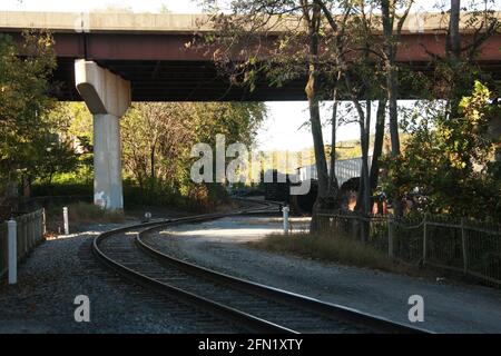 Ferrovia che attraversa il centro di Lynchburg, Virginia, USA. Foto Stock