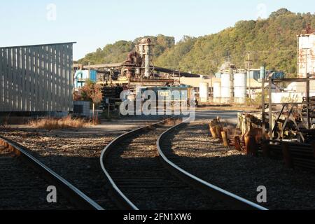 Ferrovia che attraversa il centro di Lynchburg, Virginia, USA. Foto Stock