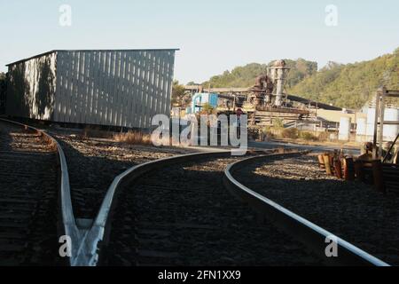 Ferrovia che attraversa il centro di Lynchburg, Virginia, USA. Foto Stock