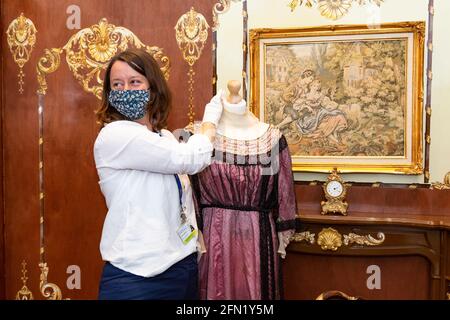 Worcester, Regno Unito. 13 maggio 2021. Claire Cheshire, curatore della Worcester City Art Gallery and Museum, con un abito in una sala di prima classe del Titanic, mentre il museo lancia una mostra Titanic: Honor e Gloria. Le mostre includono manufatti autentici e cimeli del film del 1997, e saranno in mostra da lunedì 17 maggio. Peter Lopeman/Alamy Live News Foto Stock