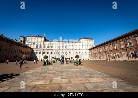 Torino. Facciata e ingresso del Palazzo reale di Torino, XVI - XVIII secolo, Palazzo della Casa Savoia, Piemonte, Italia, Europa Foto Stock