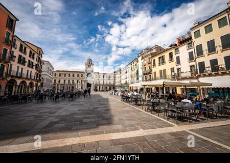 Piazza dei Signori o della Signoria (XIV sec.), piazza di Padova con la Torre dell'Orologio e i palazzi Capitanio e Camerlenghi. Veneto, Italia. Foto Stock