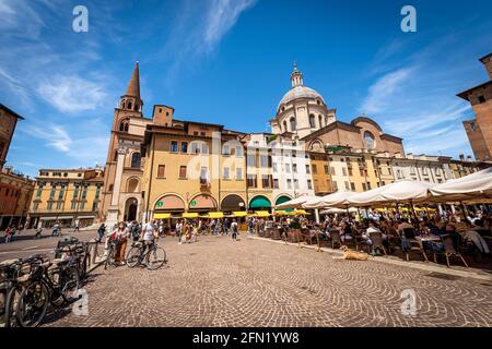 Piazza delle Erbe, una delle piazze principali del centro di Mantova con la Basilica e la Cattedrale di Sant'Andrea (Sant'Andrea, 1472-1732), Italia. Foto Stock