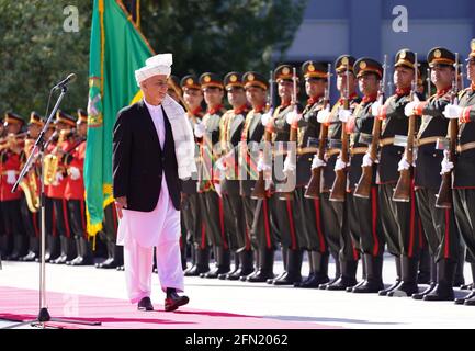 (210513) -- KABUL, 13 maggio 2021 (Xinhua) -- il presidente afgano Mohammad Ashraf Ghani ispeziona la guardia d'onore mentre frequenta le preghiere di Eid al-Fitr al Palazzo Presidenziale a Kabul, capitale dell'Afghanistan, 13 maggio 2021. Il presidente afgano Mohammad Ashraf Ghani ha detto giovedì che non esiste una soluzione militare alla crisi persistente nel suo paese, invitando la leadership talebana a rinunciare alla lotta e a sostenere il processo di pace per trovare una soluzione politica. (Palazzo del Presidente afgano/Handout via Xinhua) Foto Stock