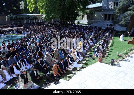 (210513) -- KABUL, 13 maggio 2021 (Xinhua) -- funzionari e dipendenti del governo afghani partecipano alle preghiere di Eid al-Fir al Palazzo Presidenziale di Kabul, capitale dell'Afghanistan, 13 maggio 2021. Il presidente afgano Mohammad Ashraf Ghani ha detto giovedì che non esiste una soluzione militare alla crisi persistente nel suo paese, invitando la leadership talebana a rinunciare alla lotta e a sostenere il processo di pace per trovare una soluzione politica. (Palazzo del Presidente afgano/Handout via Xinhua) Foto Stock