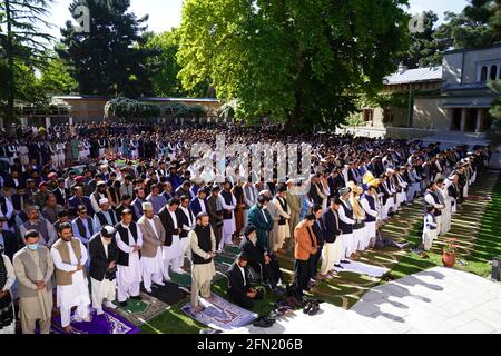 (210513) -- KABUL, 13 maggio 2021 (Xinhua) -- funzionari e dipendenti del governo afghani partecipano alle preghiere di Eid al-Fir al Palazzo Presidenziale di Kabul, capitale dell'Afghanistan, 13 maggio 2021. Il presidente afgano Mohammad Ashraf Ghani ha detto giovedì che non esiste una soluzione militare alla crisi persistente nel suo paese, invitando la leadership talebana a rinunciare alla lotta e a sostenere il processo di pace per trovare una soluzione politica. (Palazzo del Presidente afgano/Handout via Xinhua) Foto Stock