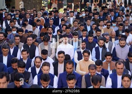 (210513) -- KABUL, 13 maggio 2021 (Xinhua) -- la gente partecipa alle preghiere di Eid al-Fir al palazzo presidenziale a Kabul, capitale dell'Afghanistan, 13 maggio 2021. Il presidente afgano Mohammad Ashraf Ghani ha detto giovedì che non esiste una soluzione militare alla crisi persistente nel suo paese, invitando la leadership talebana a rinunciare alla lotta e a sostenere il processo di pace per trovare una soluzione politica. (Palazzo del Presidente afgano/Handout via Xinhua) Foto Stock