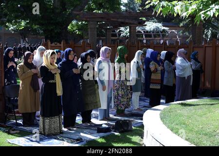 (210513) -- KABUL, 13 maggio 2021 (Xinhua) -- le donne frequentano le preghiere di Eid al-Fitr al Palazzo Presidenziale di Kabul, capitale dell'Afghanistan, 13 maggio 2021. Il presidente afgano Mohammad Ashraf Ghani ha detto giovedì che non esiste una soluzione militare alla crisi persistente nel suo paese, invitando la leadership talebana a rinunciare alla lotta e a sostenere il processo di pace per trovare una soluzione politica. (Palazzo del Presidente afgano/Handout via Xinhua) Foto Stock