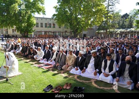 (210513) -- KABUL, 13 maggio 2021 (Xinhua) -- il presidente afgano Mohammad Ashraf Ghani (7° R) partecipa alle preghiere di Eid al-Fir al Palazzo Presidenziale di Kabul, capitale dell'Afghanistan, 13 maggio 2021. Il presidente afgano Mohammad Ashraf Ghani ha detto giovedì che non esiste una soluzione militare alla crisi persistente nel suo paese, invitando la leadership talebana a rinunciare alla lotta e a sostenere il processo di pace per trovare una soluzione politica. (Palazzo del Presidente afgano/Handout via Xinhua) Foto Stock