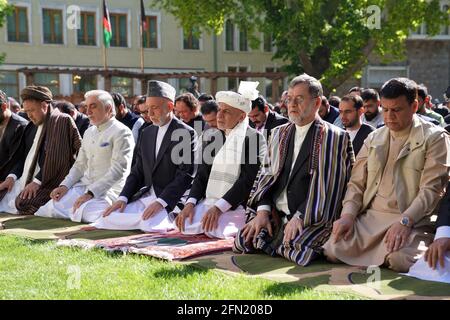 (210513) -- KABUL, 13 maggio 2021 (Xinhua) -- il presidente afgano Mohammad Ashraf Ghani (3° R) esegue preghiere di Eid al-Fitr al Palazzo Presidenziale di Kabul, capitale dell'Afghanistan, 13 maggio 2021. Il presidente afgano Mohammad Ashraf Ghani ha detto giovedì che non esiste una soluzione militare alla crisi persistente nel suo paese, invitando la leadership talebana a rinunciare alla lotta e a sostenere il processo di pace per trovare una soluzione politica. (Palazzo del Presidente afgano/Handout via Xinhua) Foto Stock