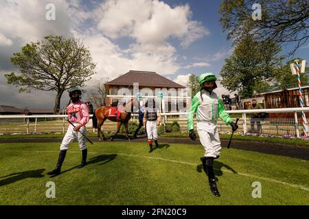 Una visione generale mentre i jockeys entrano nell'anello della parata per la prima gara della giornata durante il secondo giorno del Dante Festival all'Ippodromo di York. Data immagine: Giovedì 13 maggio 2021. Foto Stock