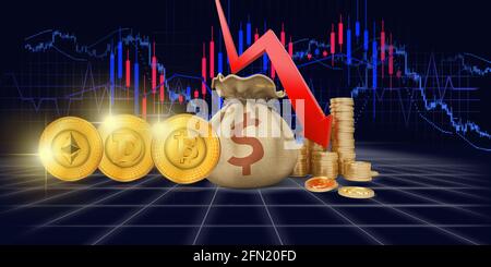 Concetto di declino o di crash di mercato. Diverse monete in criptovaluta, borsa di denaro, carte e freccia rossa che punta verso il basso. Rendering 3D Foto Stock