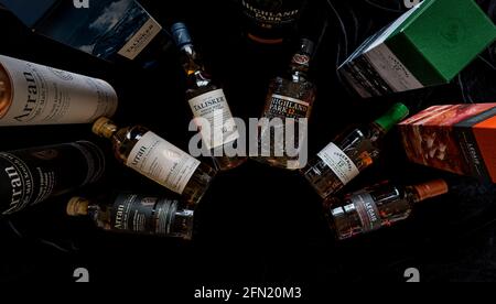 Bottiglie e marchi di whisky di malto scozzese, Scozia, Regno Unito: Arran, Talisker, Highland Park, Whisky Tobermory e Ledaig Foto Stock